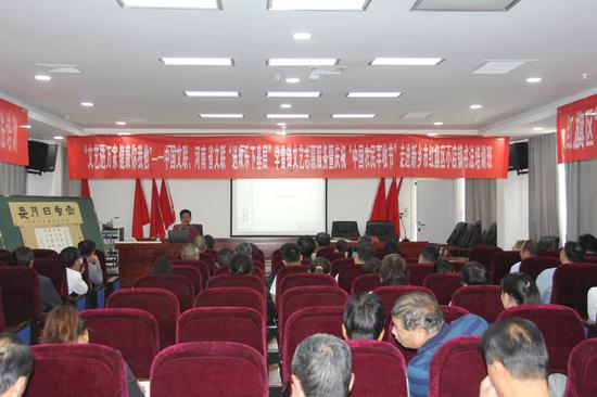 河南省文艺志愿者黄建伟为当地书法爱好者进行培训、辅导