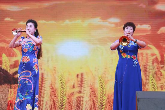 河南省文艺志愿者樊朝霞、朱亚娟演奏唢呐《庆丰收》《山丹丹开花红艳艳》