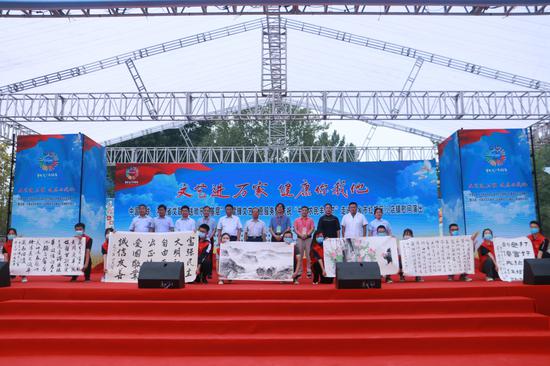 河南省委组织部原常务副部长王笑南、新乡市红旗区委书记郑援越,文艺志愿者艺术家米闹、申慧生、李明为新乡市红旗区代表捐赠书画作品