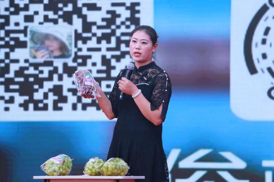 带货能手推介当地特色农产品