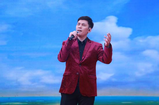 中国文艺志愿者塔斯肯演唱歌曲《故乡的云》《跟往事干杯》