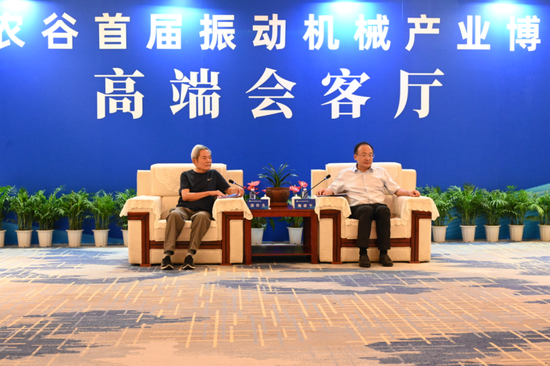 市长魏建平、副市长祁文华，县委书记祝显成、县长李绍青、县政协主席张锋与各位领导嘉宾开展座谈