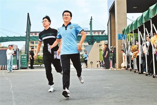 6月9日,郑州市第十一中学考点,考生跑出考场。