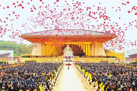 3月31日，农历三月初三，乙巳年黄帝故里拜祖大典在郑州新郑市黄帝故里隆重举行。