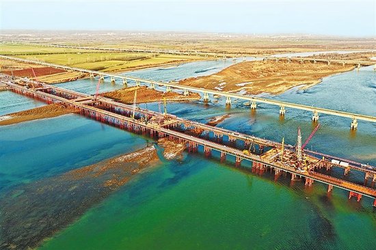 焦洛平高铁洛阳黄河公铁大桥。 陈永创 摄