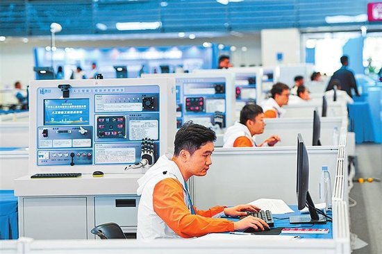 全国各地选手参加第三届全国技能大赛。 河南日报社全媒体记者 徐聪 摄