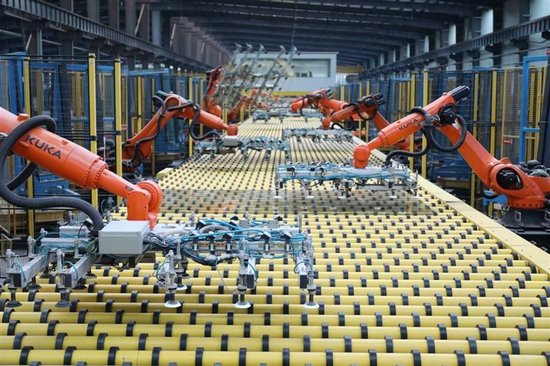 中联玻璃智能化生产线。 本报资料图片