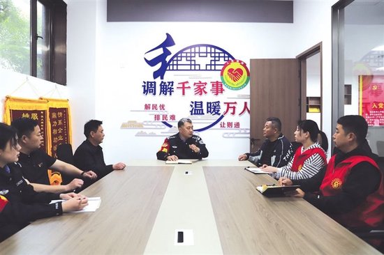 安阳市公安局北关分局曙光路派出所民警张士江在调解室为群众调解矛盾纠纷。吕志国 摄