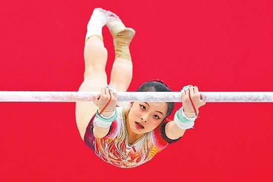 9月3日，中国体操女队亚运会、世锦赛实战测验在北京举行，河南选手张怡涵在高低杠测验中。新华社记者 许雅楠 摄