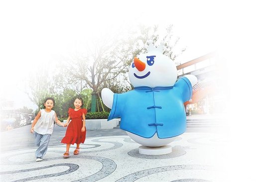 小朋友在“太极雪王”雕像前玩耍。 温县县委宣传部供图
