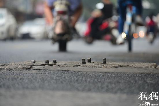 郑州路面线杆被移走 6颗螺钉被遗忘在路上