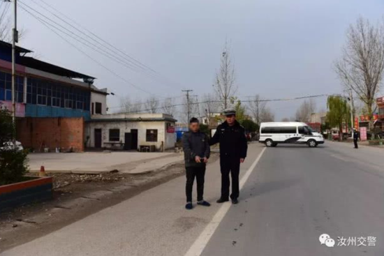 張某到案后，辦案民警迅速帶其對肇事現場進行指認。