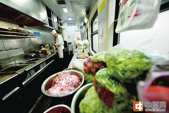 廚房 6平方米大小，過道僅容一人通過