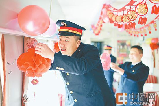 K4362次列车临时乘务员在装扮餐车,为小年联欢会做准备