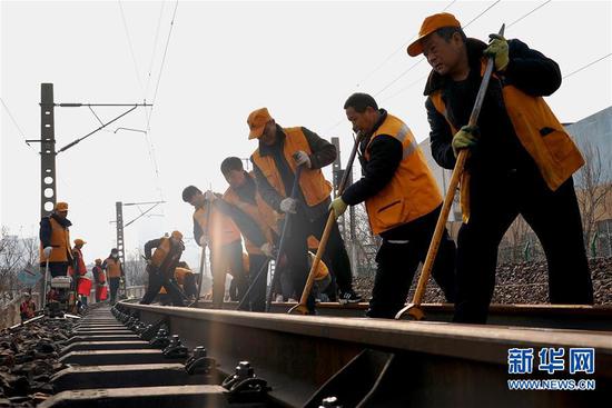 2月5日，中國鐵路鄭州局集團有限公司鄭州橋工段的職工在進行翻軌作業。