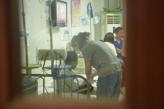 (图为艳玲独自在医院陪护)