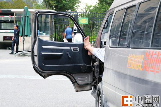工人路,一驾驶员把脚伸出窗外 郑报全媒体记者 宋晔 图