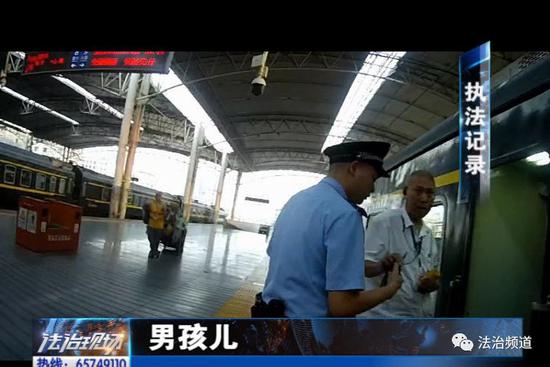 焦急!家长带孩子乘车 列车马上开孩子找不到