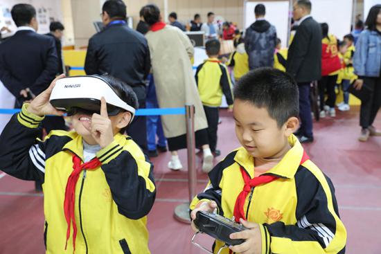 孩子们亲身体验航空科技的魅力(主办方/供图)