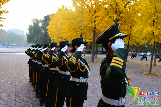 图为河北大学国旗护卫队。中国青年网通讯员 甘乘旭 摄