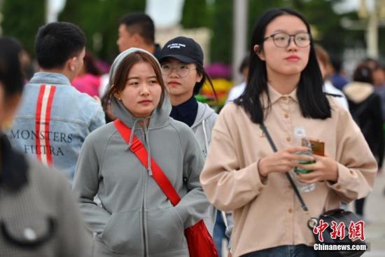  資料圖：外出民眾添衣保暖。中新社記者 張興龍 攝