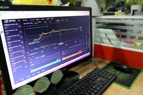  （詐騙窩點(diǎn)電腦屏幕上顯示的虛假比特幣升降趨勢(shì)分析圖）