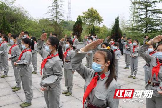 杨得志红军小学学生在杨得志同志故居开展缅怀先烈活动。