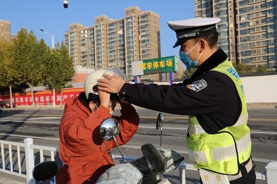 郑州全市开展为期3个月“一盔一带”查处专项行动 二次违法将持“小黄旗”站岗10分钟