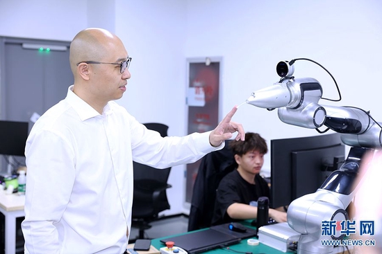 9月19日，中原动力智能机器人有限公司CEO林杰在介绍该公司的产品。