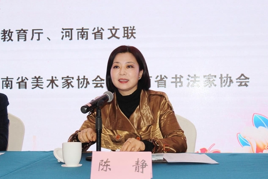 陈静与大学生志愿者交流互动