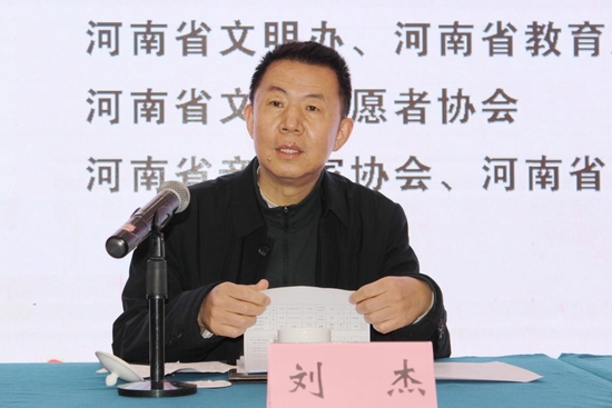 刘杰与大学生志愿者交流互动