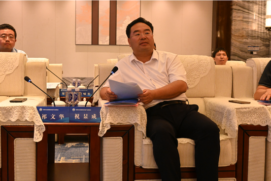 祝显成主持座谈会