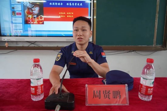 县五一劳动奖章获得者周贤鹏诠释为人民赴汤蹈火的无私奉献精神 朱云霞 摄