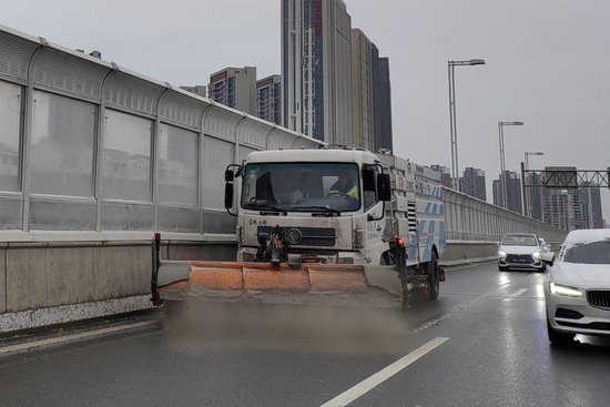 郑州雪夜过后：车正常开、班准点上