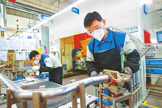 3月25日，普赫姆汽车技术（许昌）有限公司生产车间，技术工人正在忙碌。