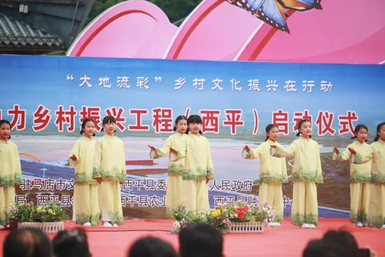西平县蓝话筒艺术学校学生带来少儿朗诵《嫘祖颂》