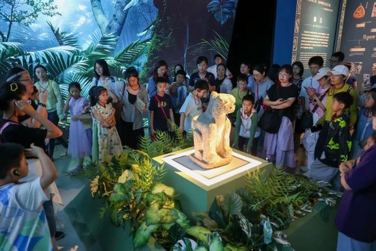 游客在河南博物院参观“墨西哥玛雅文明大展”