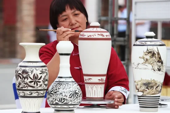 神垕镇非遗传承人正在工作中