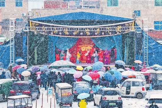 12月12日，村民冒着严寒，在大雪中欣赏河南豫剧院青年团《对花枪》的精彩演出。 本文配图均为 黎丽 摄