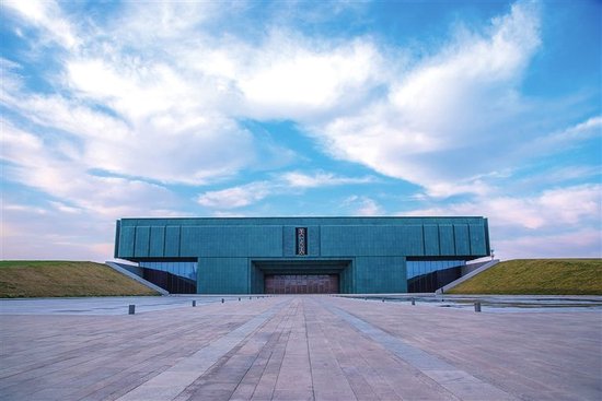 青铜大鼎造型的殷墟博物馆矗立在洹河岸边。