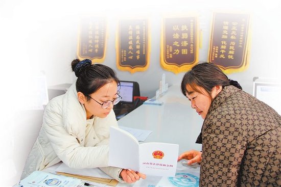 许昌市公共法律服务中心便民服务大厅，值班律师正在向办事群众宣传讲解《河南省法律援助条例》。 苏莹莹 摄