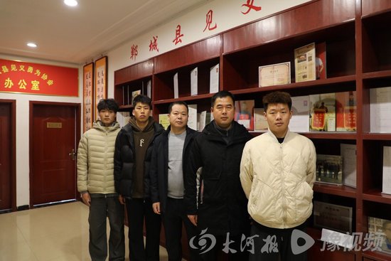 郸城“六勇士”之（从左至右）马舒涵、刘子豪、陈永涛、刘震兵、罗文飞（朱双燕未在场）