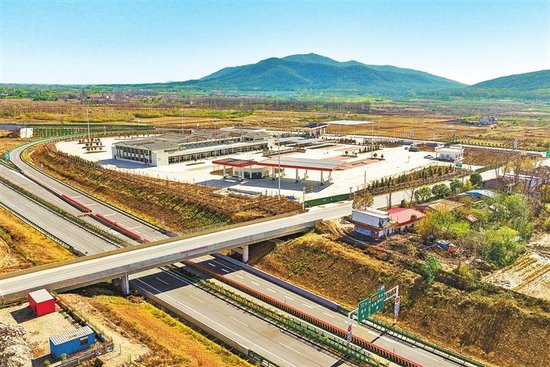 固皖高速安山服务区。 本报记者 刘宏冰 摄