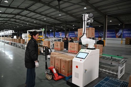 在西辛庄的空调厂，员工正在用码垛机装卸货物。 本报记者 王延辉 摄