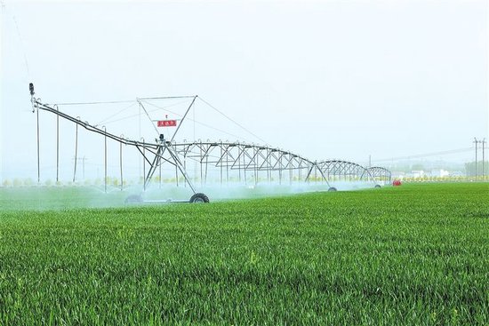 智能化设备正在周口国家农高区的高标准农田上运行。 受访者供图