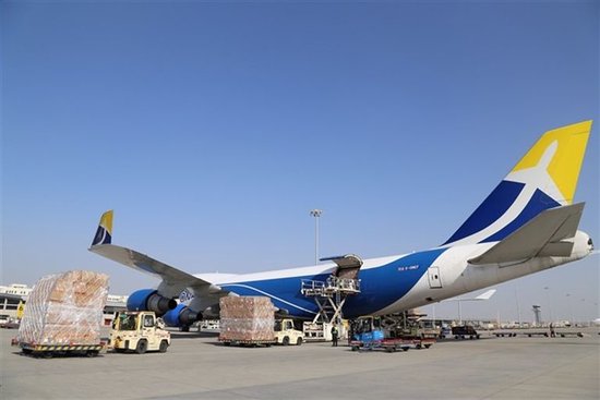 郑州机场，货运包机正在装卸货物。 本报资料图片