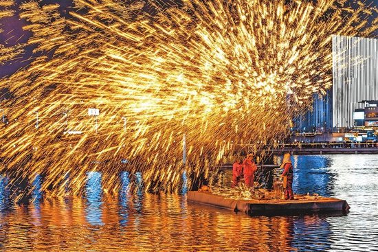 2月21日，郑州金融岛年味十足，水上打铁花精彩上演。吴泽堃 摄