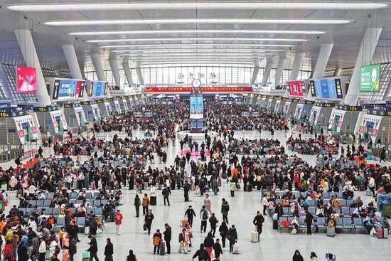 2月23日，旅客在杭州火车东站候车厅候车。记者从中国国家铁路集团有限公司获悉，当日全国铁路迎来返程客流最高峰。 新华社记者 黄宗治 摄