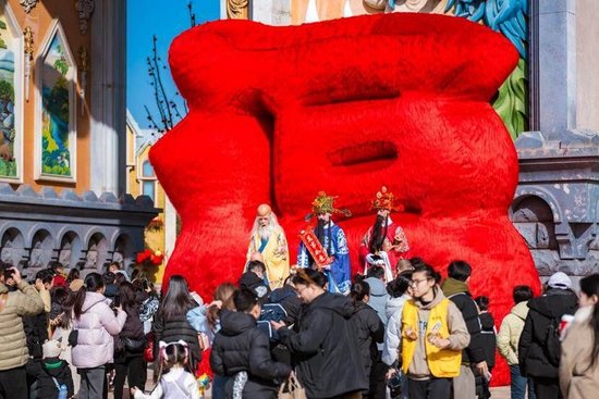 银基动物王国马年新春氛围