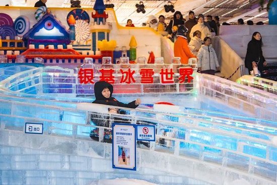 游客在银基冰雪世界体验滑冰乐趣